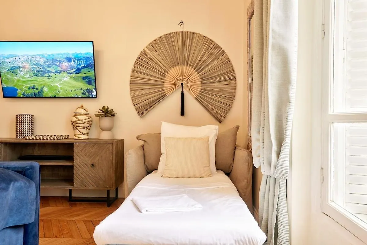 Spacious Flat - Champs Elysees Paris France