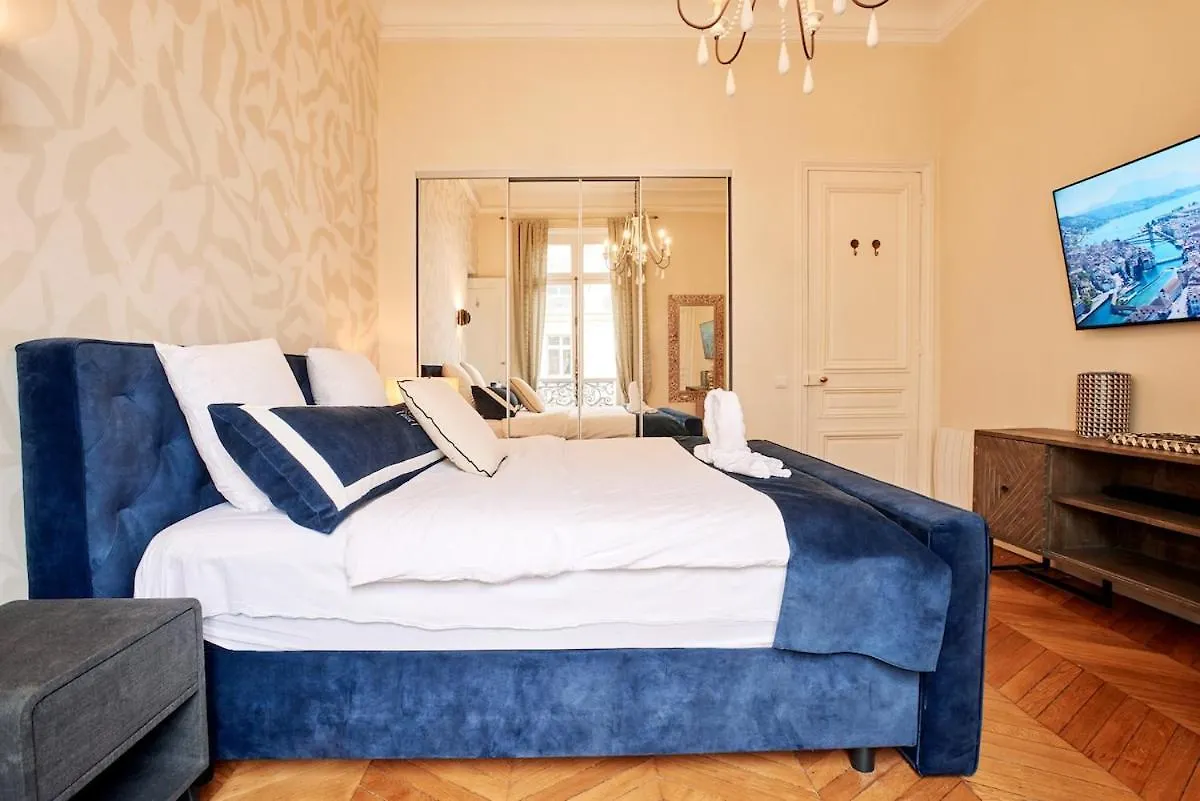 Spacious Flat - Champs Elysees Paris 0*,  France