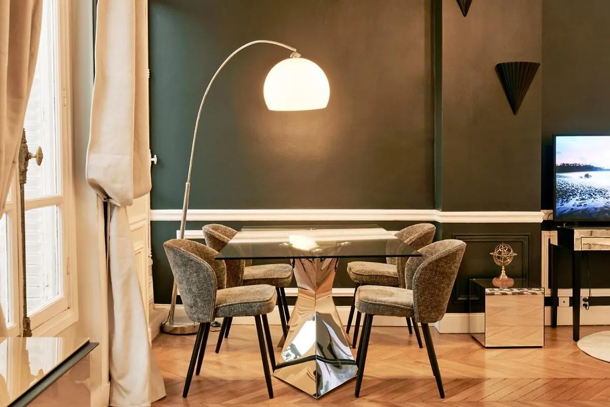 Spacious Flat - Champs Elysees Paris France