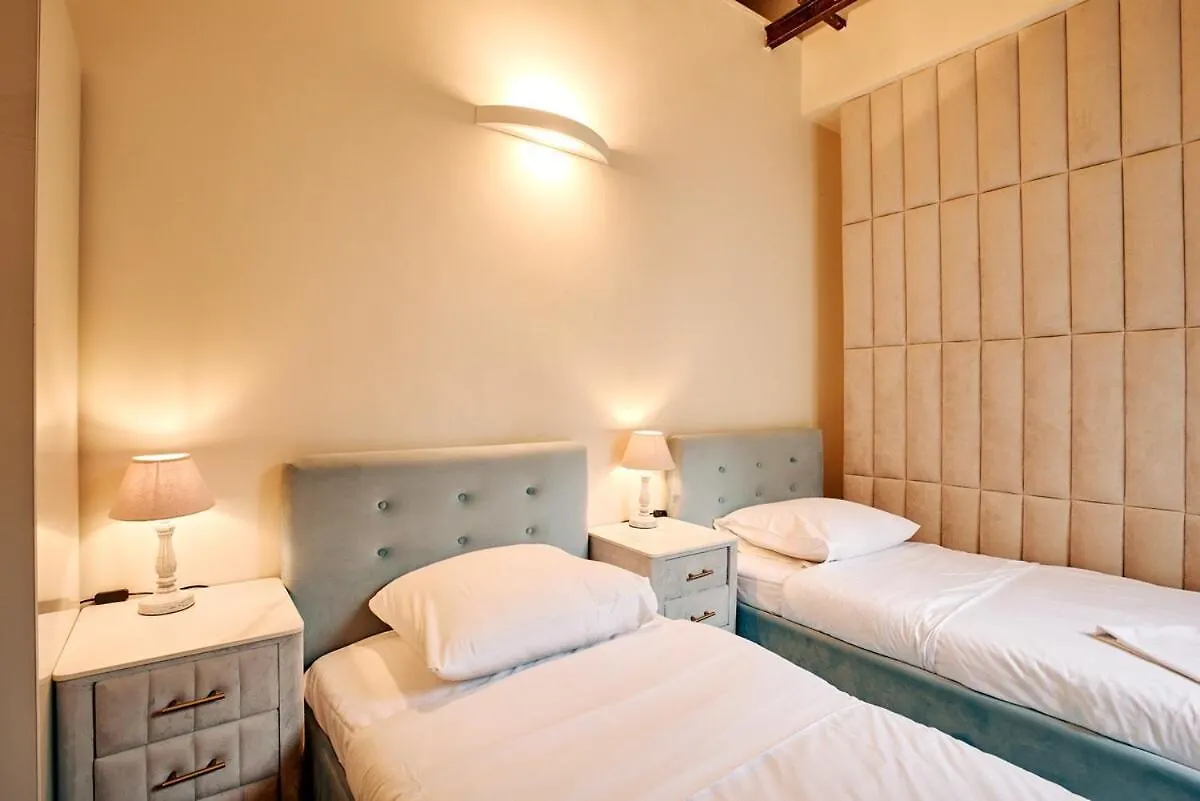 Spacious Flat - Champs Elysees Paris France