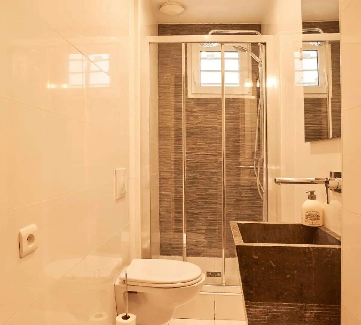 Spacious Flat - Champs Elysees Paris France