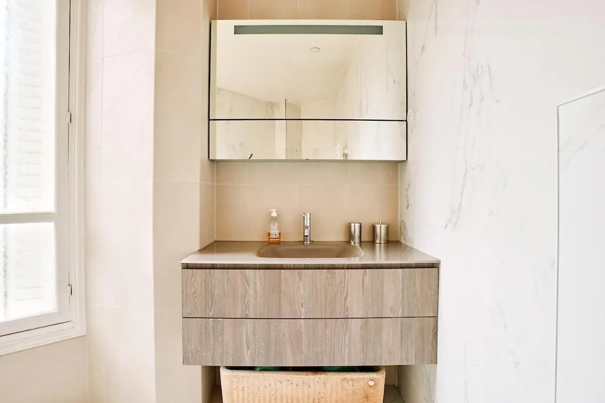 Spacious Flat - Champs Elysees Paris Apartment